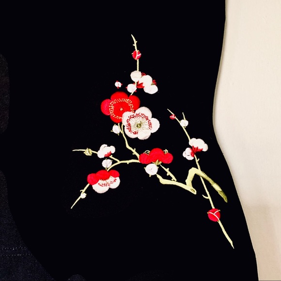 RARE | Crop Top with Back Accent Embroidery - Picture 3 of 14